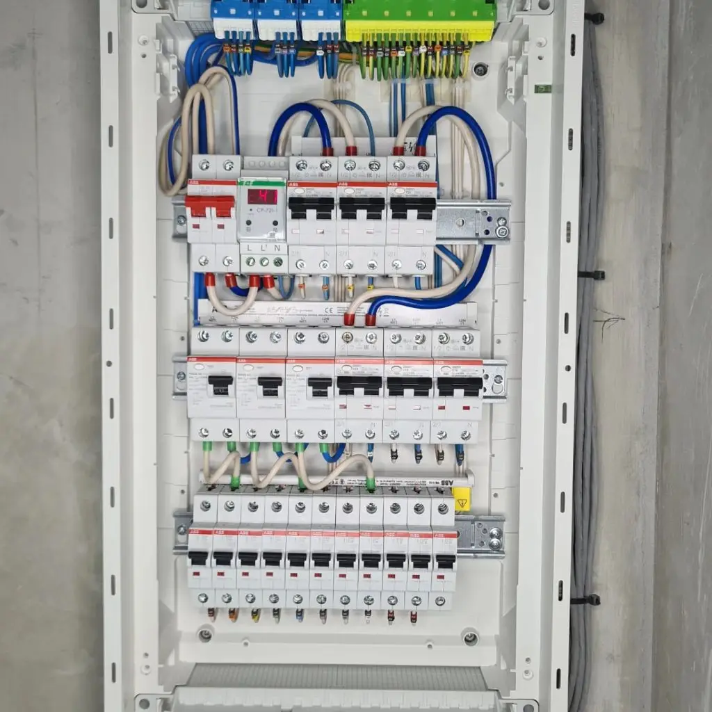 Skrzynka rozdzielcza, instalacja elektryczna, elektryk, Elektryk Warszawa , Elektryk Warszawa Wola