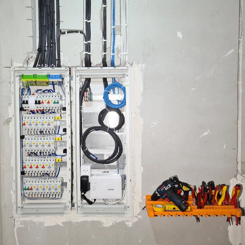 Elektryk Warszawa, Skrzynka Rozdzielcza, naprawa instalacji elektrycznej, pogotowie elektryczne